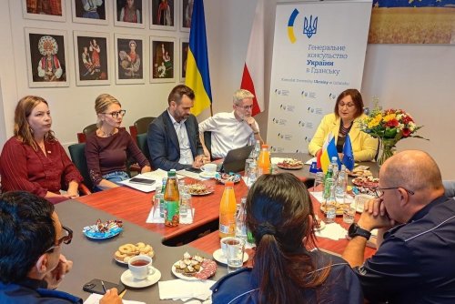W piątek w Gdańsku doszło do spotkania samorzadowców i służb mundurowych z Trójmiasta z konsul generalną Ukrainy, Krysą Switłaną Anatolijiwną (na zdjęciu pierwsza z prawej). Gdynię reprezentowała wiceprezydentka Oktawia Gorzeńska (na zdjęciu pierwsza z lewej) (fot. Waldemar Ulanowski)