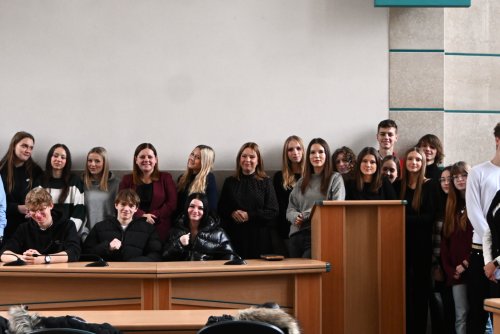 Młodzież z VII LO z Aleksandrą Kosiorek, prezydent Gdyni, Oktawią Gorzeńską, wiceprezydentką Gdyni i  Norbertem Anisowiczem, radnym miasta (fot. Aneta Marczak)