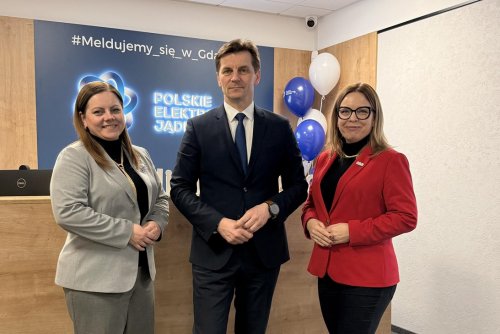 Otwarcie biura spółki Polskie Elektrownie Jądrowe w Gdańsku. Za zdjęciu: prezydent Gdyni Aleksandra Kosiorek, wiceprezydent Gdyni Oktawia Gorzeńska i prezes zarządu PEJ Marek Woszczyk (mat PEJ))