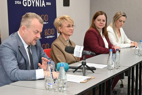 Na zdjęciu (od lewej): prezydent Sosnowca i wiceprezes Związku Miast Polskich Arkadiusz Chęciński, prezydent Kołobrzegu i sekretarz Związku Miast Polskich Anna Mieczkowska, prezydent Gdyni Aleksandra Kosiorek, burmistrz Hrubieszowa Marta Majewska (fot. Magdalena Starnawska)