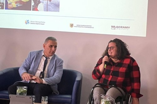 Marta Czarchor z Wydziału Dostępności Urzędu Miasta z psem asystującym Delicją oraz Dariusz Majorek, dyrektor pomorskiego oddziału PFRON-u (fot. Agnieszka Wawrzyniak)