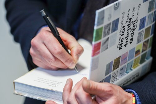 Grafika pochodzi z nowej książki Kacpra Kowalskiego „Sto lat śnienia Gdyni” – wizualno-literacka opowieść o mieście z morza i marzeń (fot. Kacper Kowalski)