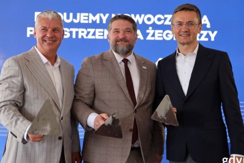 Uroczystość wmurowania kamienia węgielnego pod Nova Marina Gdynia. Na zdjęciu od lewej: dr Tomasz Chamera, wiceprezydent World Sailing i wiceprezes zarządu NMG S.A., przewodniczący Rady Miasta Gdyni Tadeusz Szemiot oraz Mariusz Górecki, prezes zarządu Grupy Atlas Ward, generalnego wykonawcy inwestycji ( fot. Zofia Marczak)