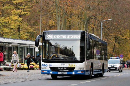 na zdjęciu autobus przy cmentarzu