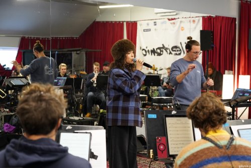 Próba do koncertu „Zaczęło się od morza – 100-lecie Gdyni”. Na zdjęciu m.in. wokalistka Natalia Kukulska, dyrygent Jan Stokłosa i muzycy ze Stokłosa Collective Orchestra (fot. Magda Śliżewska)