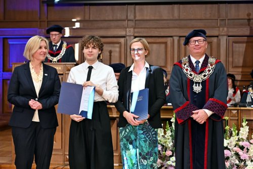 Mgr inż. Jakub Olszewski – laureat Nagrody im. prof. Romualda Szczęsnego (drugi z lewej) wraz z dr hab. inż. Moniką Wilamowską-Zawłocką oraz przewodniczącą Rady Miasta Gdyni Beatą Zastawną i prof. dr hab. inż. Krzysztofem Wildem – rektorem Politechniki Gdańskiej podczas wręczenia nagrody (fot. Magdalena Czernek)