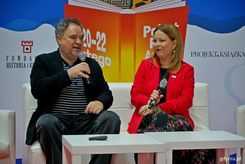 Od prawej: wiceprezydentka Gdyni Oktawia Gorzeńska i pisarz Grzegorz Kasdepke podczas rozmowy na Targach Książki w Gdyni (fot. Magdalena Czernek)