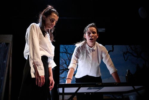 Zdjęcie z próby spektaklu „O dwóch takich, co ukradli Księżyc”. Od prawej: Weronika Nawieśniak i Martyna Matoliniec jako Jacek i Placek (fot. Piotr Pędziszewski)