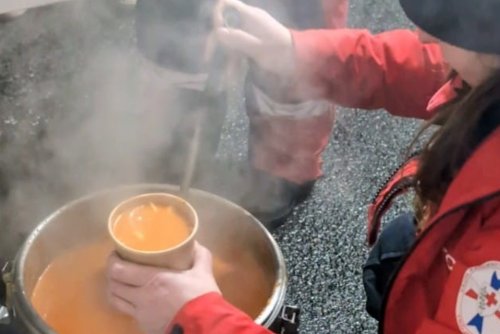 Podczas weekendowej akcji, gorące posiłki zapewniły Cafe & Bistro ECS oraz Przystanek Zupa (fot. Grupa Ratownictwa Specjalnego PCK Trójmiasto)