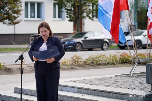 Gdyńskie obchody zakończyły się 31 sierpnia przed pomnikiem Ofiar Grudnia 1970 roku na Placu Wolnej Polski, na zdjęciu przemówienie prezydent Aleksandry Kosiorek (fot. Karolina Szypelt)