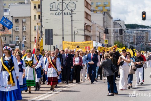 Przemarsz Kaszubów ul. 10 Lutego na Molo Południowe. Na zdjęciu także: senator Sławomir Rybicki, posłanka Wioleta Tomczak i wicewojewoda pomorski Emil Rojek (fot. Paweł Budziński)