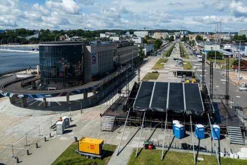 Budowa głównej sceny na Światowy Zjazd Kaszubów w Gdyni na Molo Południowym (fot. Kamil Złoch)