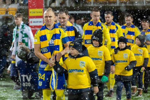 Dawid Gojny wyprowadzajacy piłkarzy podczas poprzednich derbów Trójmiasta w Gdyni