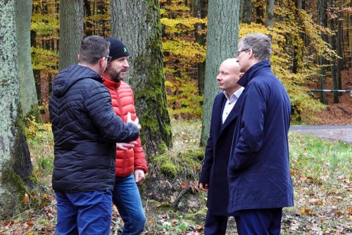 Na miejscu wiceprezydent Gdyni, Rafał Geremek, dyrektor zarządzający ds. inwestycji Urzędu Miasta Gdyni Tomasz Gałązka, prezes Eko Doliny Damian Kleina oraz przedstawiciel Rady Sołectwa Łężyce Jacek Czajkowski, rozmawiali o najlepszym rozwiązaniu dla zwiększenia bezpieczeństwa na skrzyżowaniu (fot. Michała Sałata)