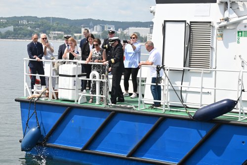 Ambasadorka obchodów 100-lecia Gdyni Hanna Wenda-Uszyńska oraz zastępca dyrektora Urzędu Morskiego w Gdyni ds. Oznakowania Nawigacyjnego Jan Młotkowski złożyli na tafli morza symboliczną wiązankę kwiatów (fot. Dorota Patzer)