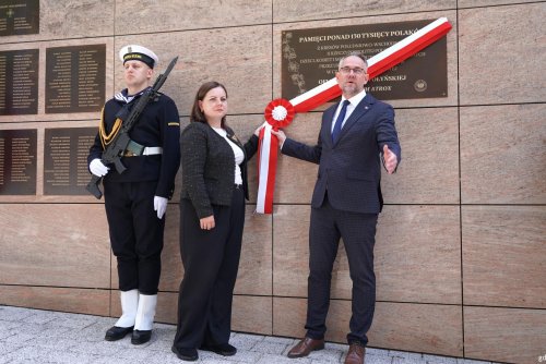Uroczyste odsłonięcie tablicy przez Aleksandrę Kosiorek, prezydent Gdyni i Marka Szymaniaka, dyrektora oddziału IPN w Gdańsku (fot. Aneta Marczak)