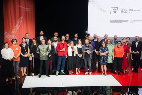 Na zdjęciu m.in.: prezydent Gdyni Aleksandra Kosiorek, dyrektor zarządzający ds. kultury i aktywności mieszkańców Urzędu Miasta Gdyni Mariusz Bzdęga, członkowie kapituły wraz z laureatkami i laureatami 21. Nagrody Literackiej GDYNIA (fot. Paweł Budziński)