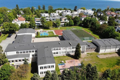Widok z drona na Szkołę Podstawową nr 8 w Gdyni (fot. Borys Olechnowicz)