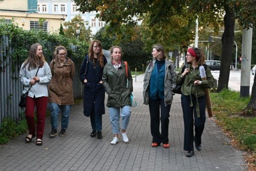 Inauguracja Climate Café za nami. Uczestniczki spotkania na spacerze po modernistycznym Śródmieściu (fot. Waldemar Ulanowski)