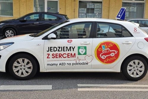 Elka School jako pierwsza w regionie wyposażyła jeden ze swoich samochodów szkoleniowych w defibrylator AED (fot. mat. własne Elka School)