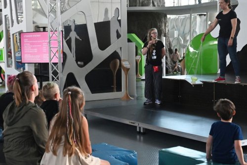 Pokazy naukowe podczas otwarcia wystawy „NIE WAHAJ SIĘ. BAW SIĘ!” w Centrum Nauki Experyment (fot. Magdalena Starnawska)