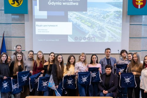 Studentki z Ukrainy oraz Anna Dobkowska i Jacek Adamczewski z Wydziału Dostępności Urzędu Miasta podczas spotkania w Urzędzie Miasta w Gdyni (fot. Michał Sałata)