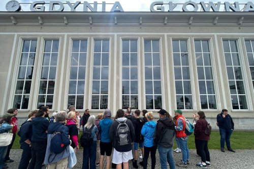 Spacer rozpoczął się od zwiedzenia Dworca Gdynia Główna (fot. Magdalena Starnawska)