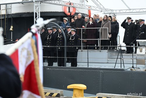 W oficjalnych uroczystościach z okazji 100. rocznicy nadania Gdyni praw miejskich, które odbyły się na Nabrzeżu Pomorskim przy okręcie ORP „Błyskawica”, uczestniczyli m.in. parlamentarzyści, gdyńscy i pomorscy samorządowcy, przedstawiciele Marynarki Wojennej RP i służb mundurowych, rodziny budowniczych Gdyni czy reprezentanci lokalnych uczelni (fot. Michał Puszczewicz) 