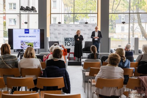 Wiceprezydentka Gdyni Oktawia Gorzeńska i dr Robert Hirsch – miejski konserwator zabytków podczas spotkania z cyklu „Wtorki z modernizmem” (fot. Karol Stańczak)