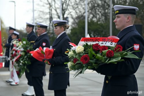 Zdjęcie archiwalne. Marynarze z wieńcami i wiązankami kwiatów podczas uroczystości z okazji 79. rocznicy zakończenia walk o Gdynię (fot. Dominika Sobiech)
