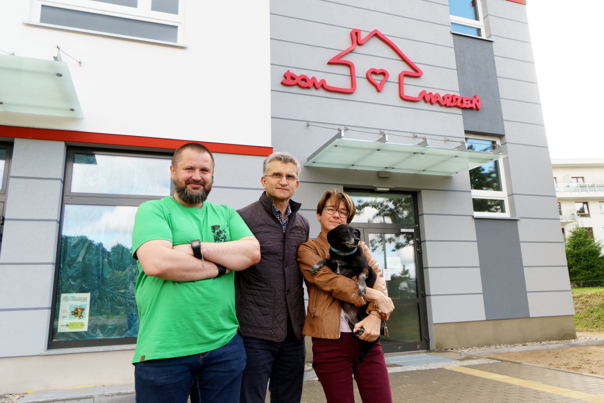 Nowy gdyński Środowiskowy Dom Samopomocy „Dom Marzeń” prowadzi Fundacja „Dom Marzeń” przy wsparciu gdyńskiego samorządu. Nz. Katarzyna Karczewska, prezes zarządu fundacji, Marek Karczewski, członek zarządu (w środku), Grzegorz Jażdzewski // fot. Aleksander Trafas