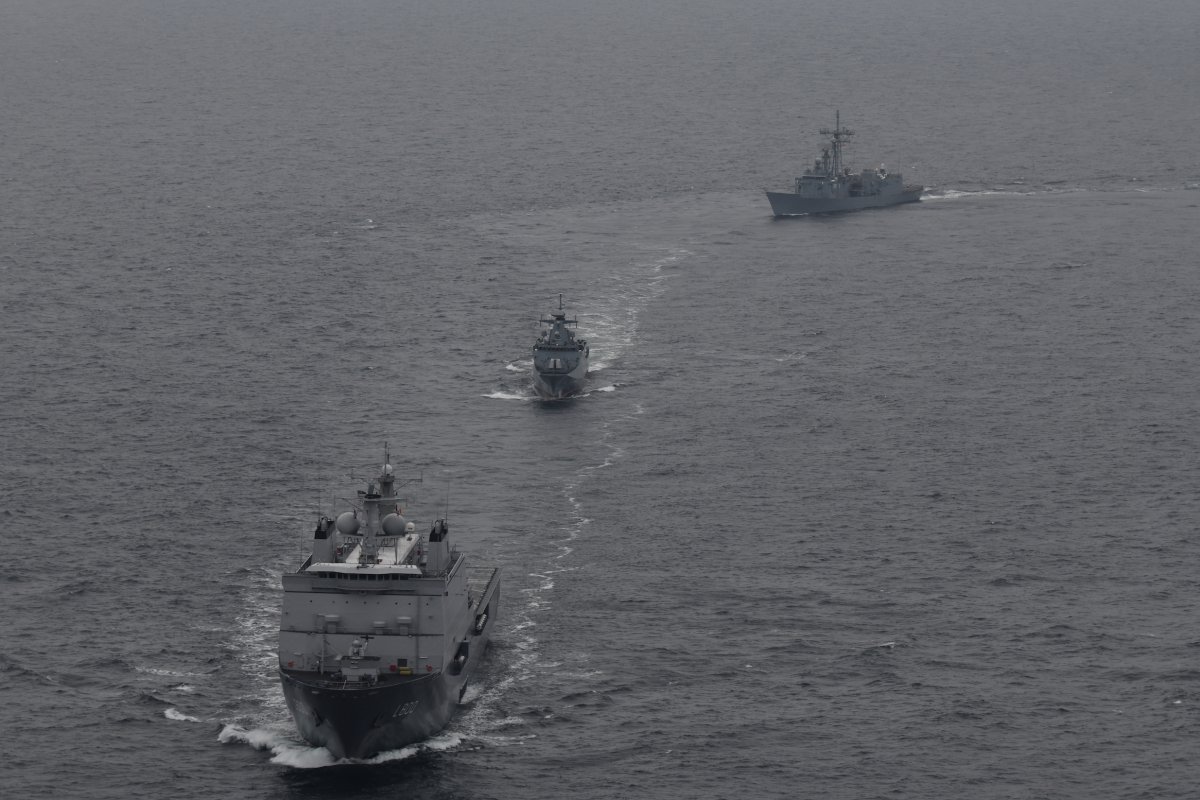 Fregata rakietowa ORP „Gen. K. Pułaski” , korweta patrolowa ORP „Ślązak” oraz okręt desantowy HNLMS „Rotterdam” podczas manewrów „Passex” // fot. SNMG-1