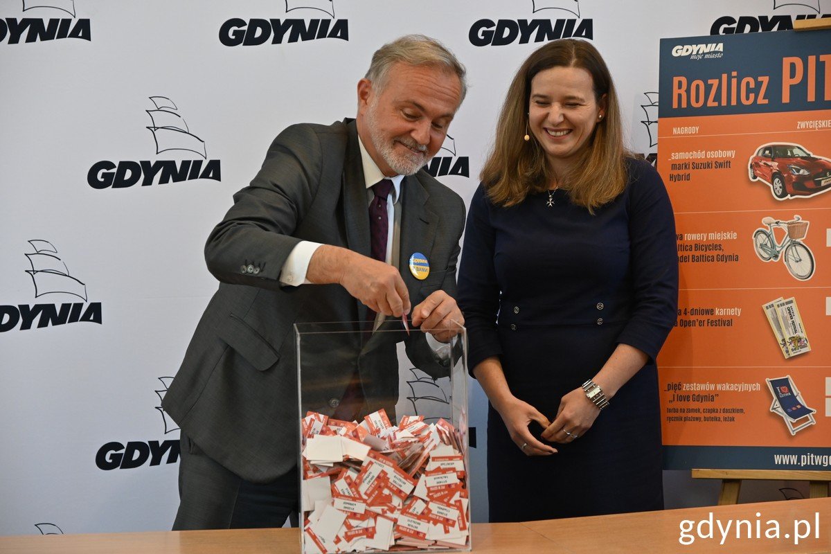 Jeden ze zwycięskich kuponów wylosował prezydent Gdyni Wojciech Szczurek // fot. Magdalena Śliżewska