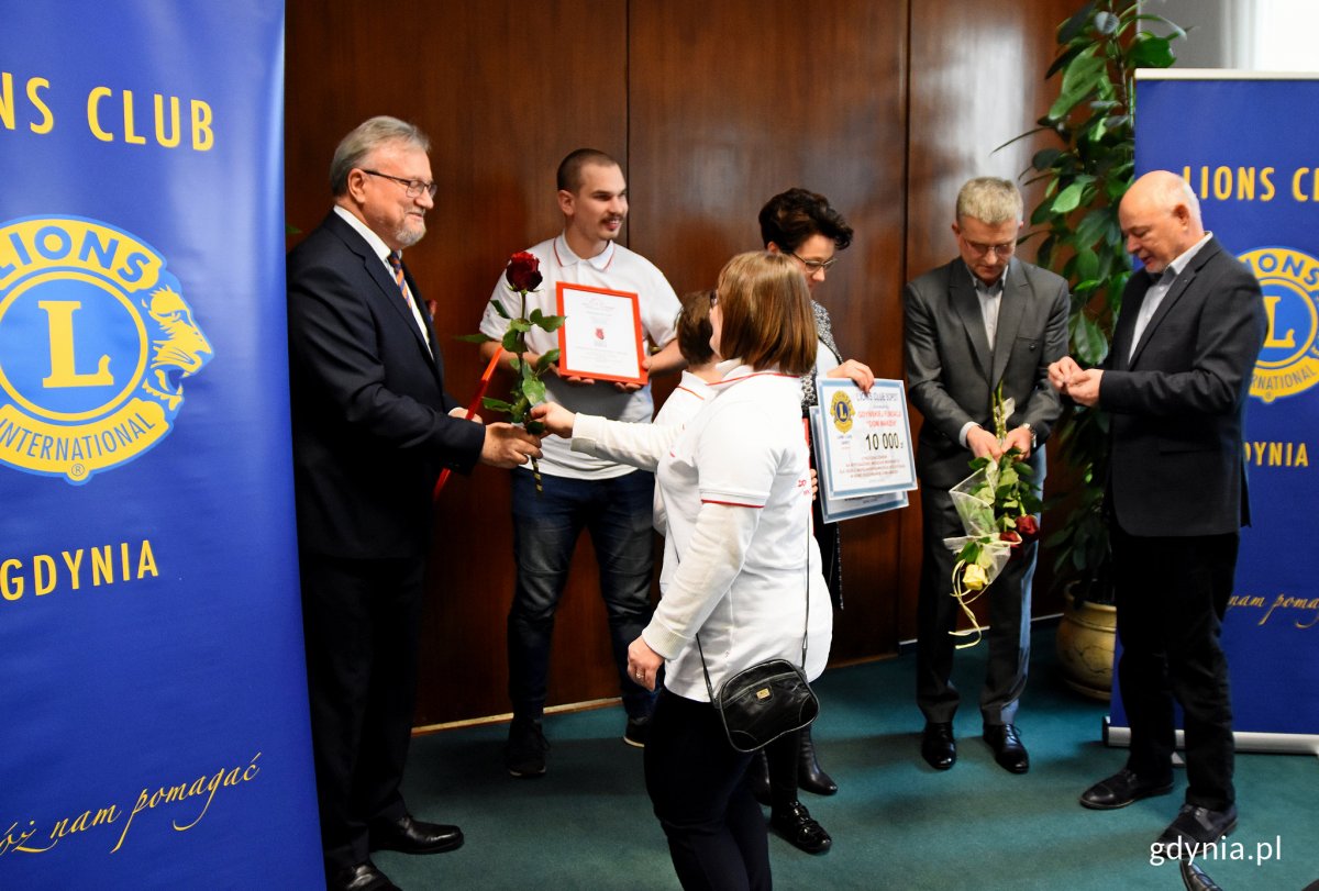 Przedstawiciele Lions Club Gdynia wręczają symboliczne czeki dla Gdyńskiej Fundacji Dom Marzeń, fot. Kamil Złoch