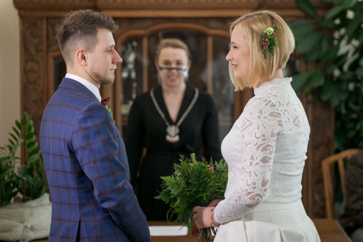 Para młoda w czasie ślubu zawartego w Urzędzie Stanu Cywilnego w Gdyni. Fot. Adam Małecki fb/maleckiart