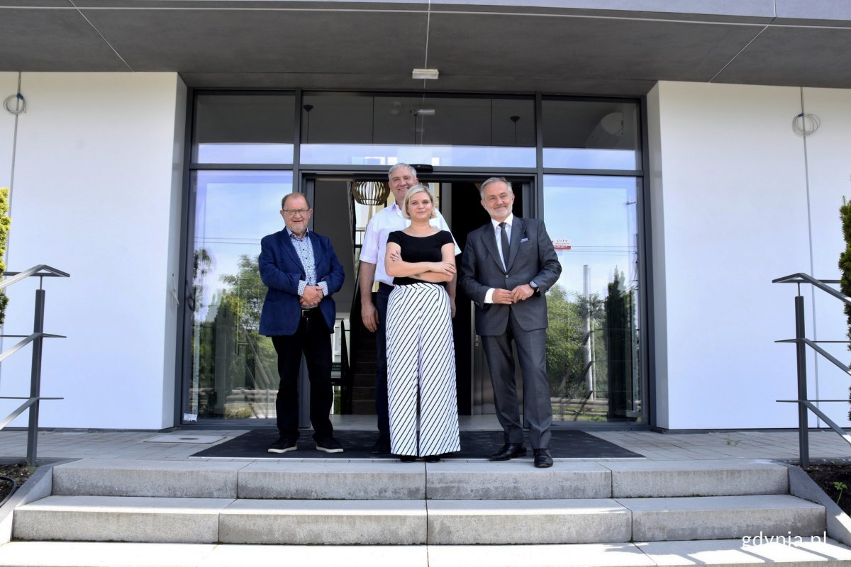 Przed budynkiem biurowca (od lewej): Sekretarz Miasta Jerzy Zając, inwestor Jerzy Jankowski, Agnieszka Jankowska, prezydent Wojciech Szczurek/fot. Jan Ziarnicki