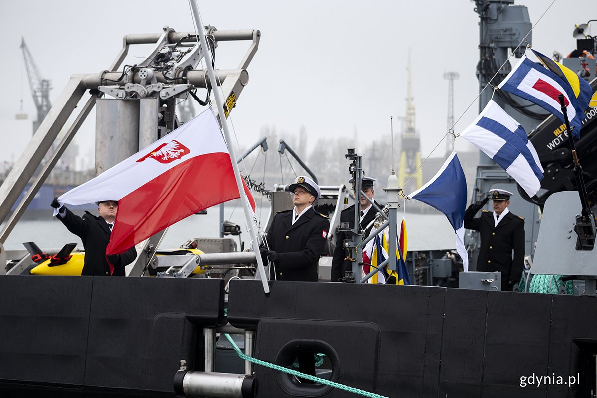 Dowódca okrętu ORP Albatros kmdr. ppor. Michał Narłowski podnosi po raz pierwszy banderę. Fot. Przemysław Kozłowski