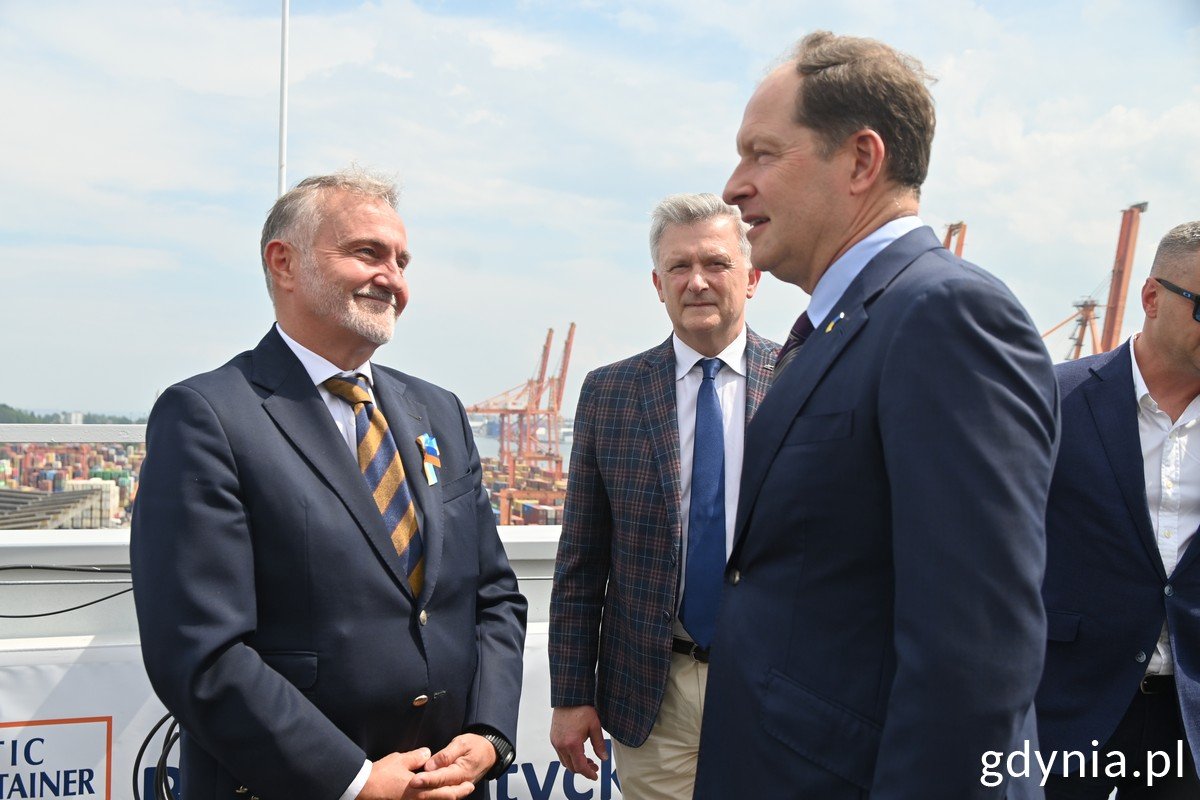 Prezydent Gdyni Wojciech Szczurek, Sławomir Kalicki - prezes Inter Marine oraz Mark Brzezinski - ambasador USA w Polsce podczas wizyty w BCT // fot. Magdalena Śliżewska
