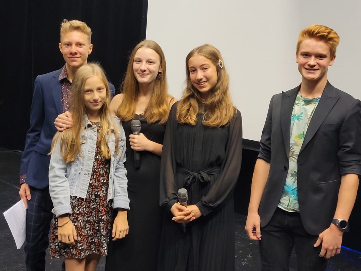 Premierowy pokaz obejmował prezentację trzech filmów: „Dziennik” oraz „Tiempo para Valencia” w reżyserii Marii Błaszkiewicz i „Ręce” w reżyserii Marii Hendzel // fot. III LO