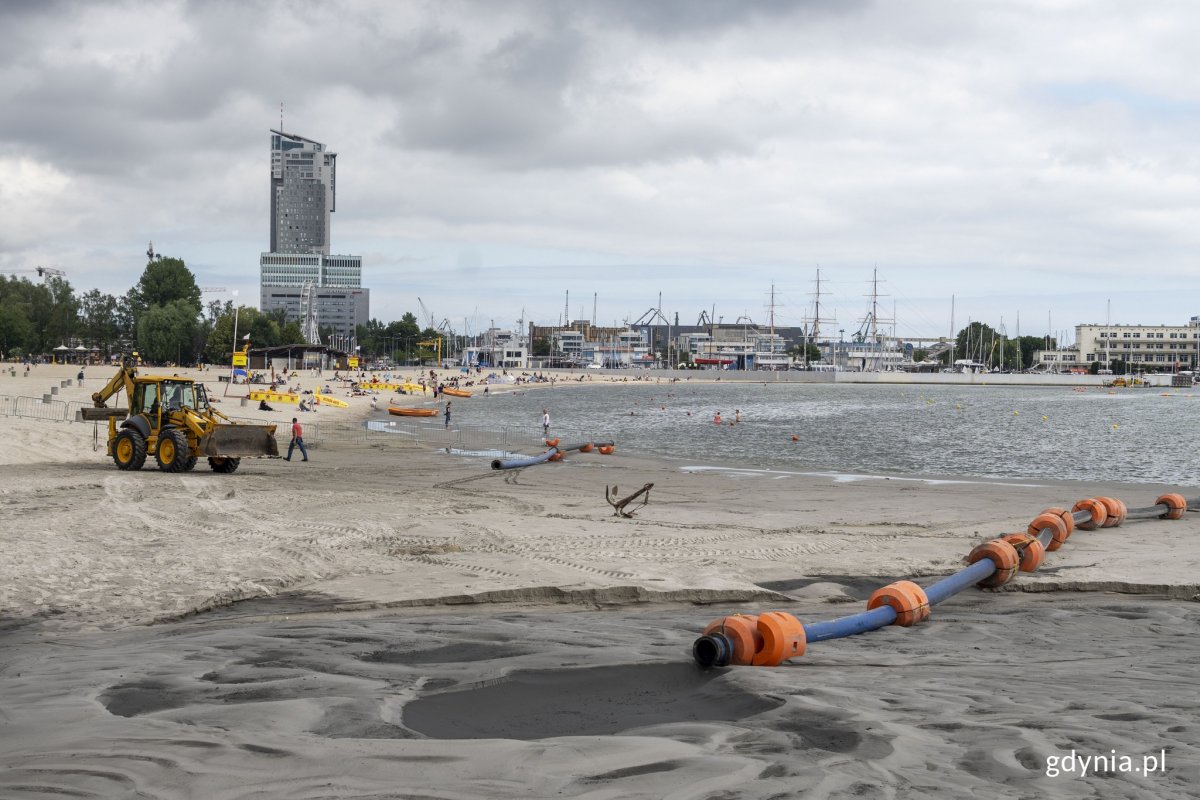 Przy plaży Śródmieście trwają prace podczyszczeniowe toru podejściowego do mariny // fot. Sławomir Okoń