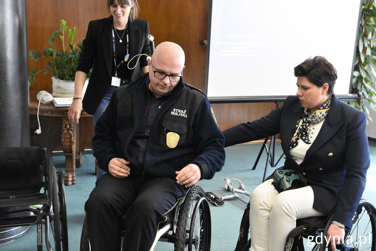 Anna Dobkowska, główny specjalista Referatu ds. Osób z Niepełnosprawnością i Aleksandra Szwaba, kierownik Referatu ds. Wdrażania Dostępności prowadzą szkolenie dla Straży Miejskiej w Gdyni w ramach projektu 