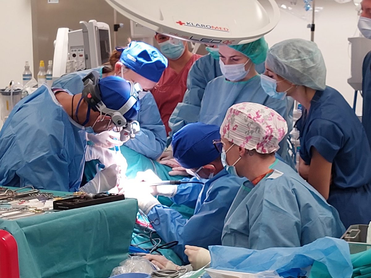 Zespół specjalistów przy stole operacyjnym w Szpitalu św. Wincentego a Paulo // mat. prasowe Szpitali Pomorskich