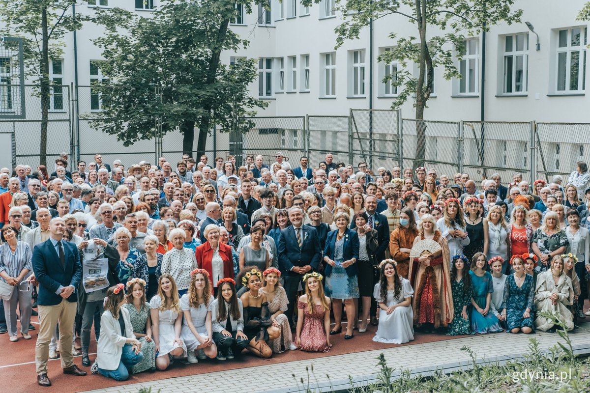 Zdjęcie rodzinne uczniów, kadry i absolwentów II LO w Gdyni oraz gości uroczystości. Fot. Filip Śmigielski