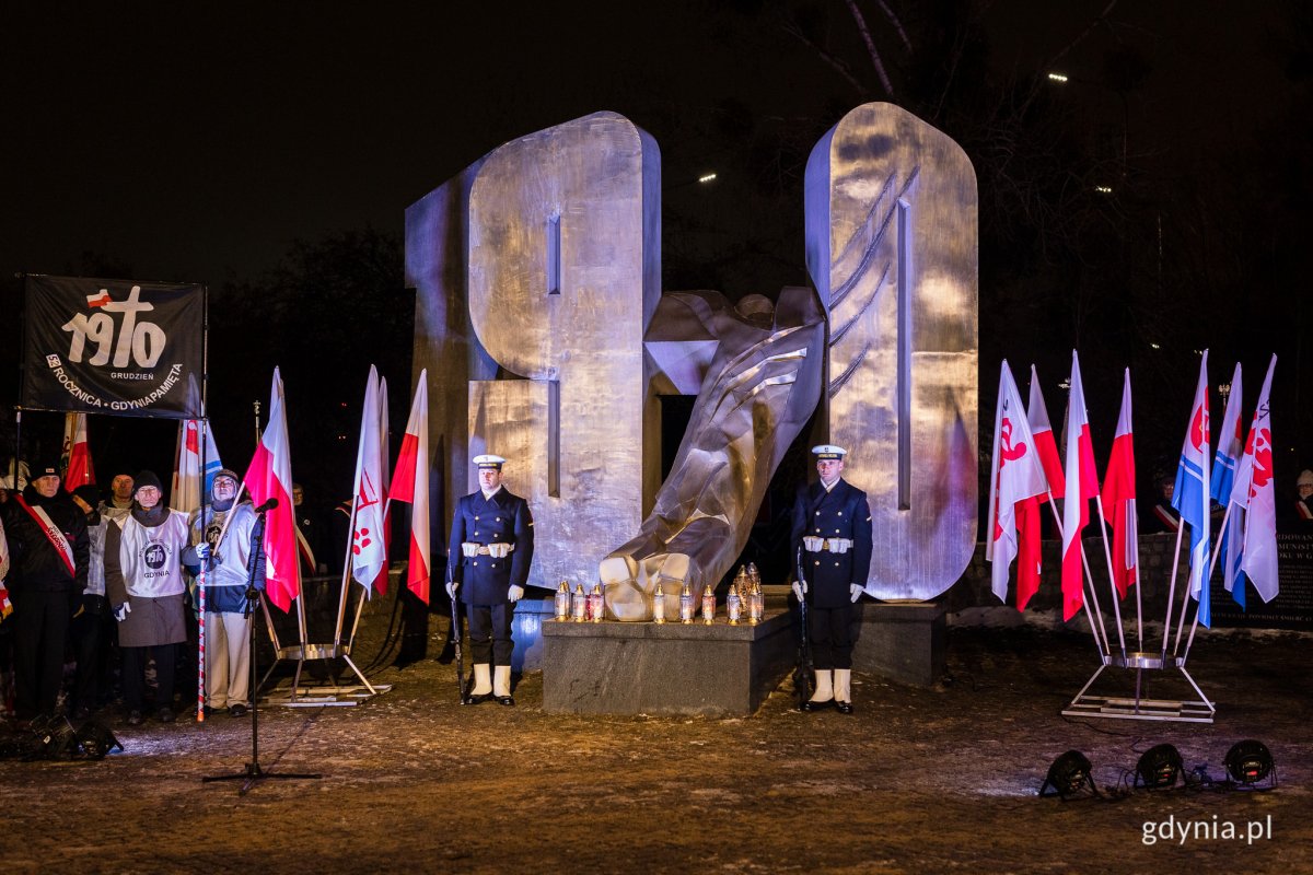 Uroczystości rocznicowe pod pomnikiem Ofiar Grudnia '70. Fot. Karol Stańczak