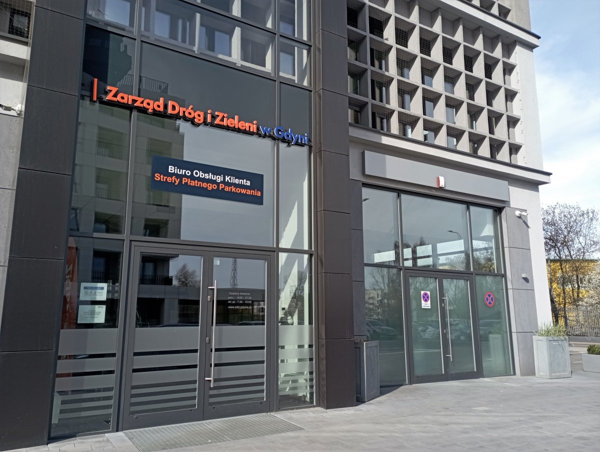 wejście do Biura Obsługi Klienta SPP w Gdyni, budynek, widoczne logo ZDiZ