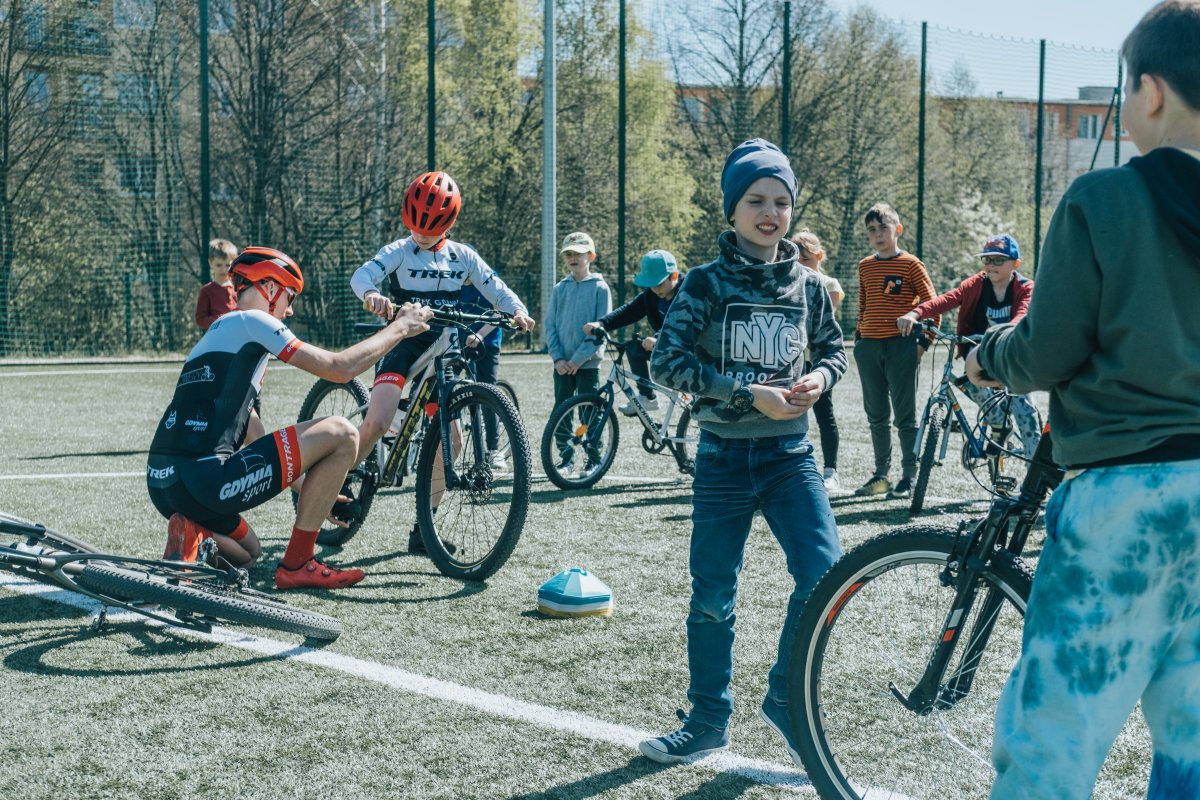 Dzieci z trenerem na rowerach