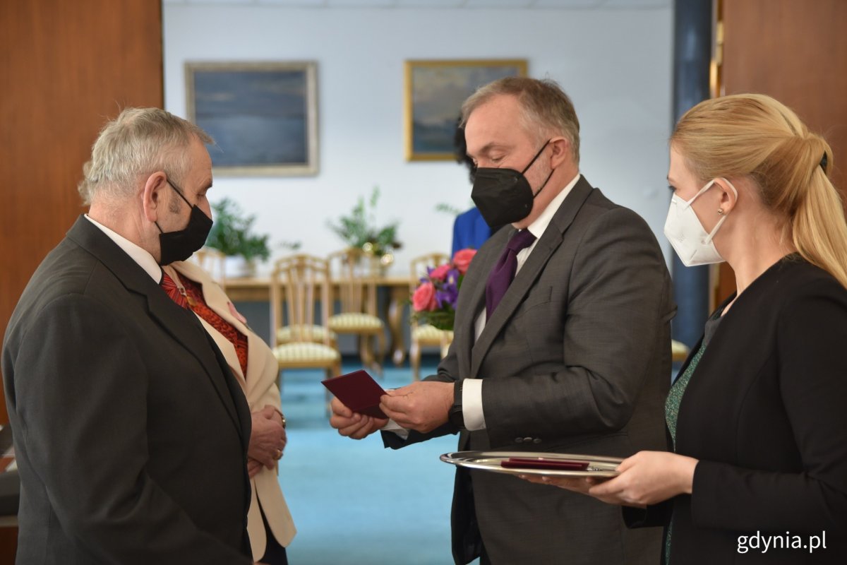 Medale za Długoletnie Pożycie Małżeńskie wręczył prezydent Gdyni Wojciech Szczurek // fot. Dawid Kowalski