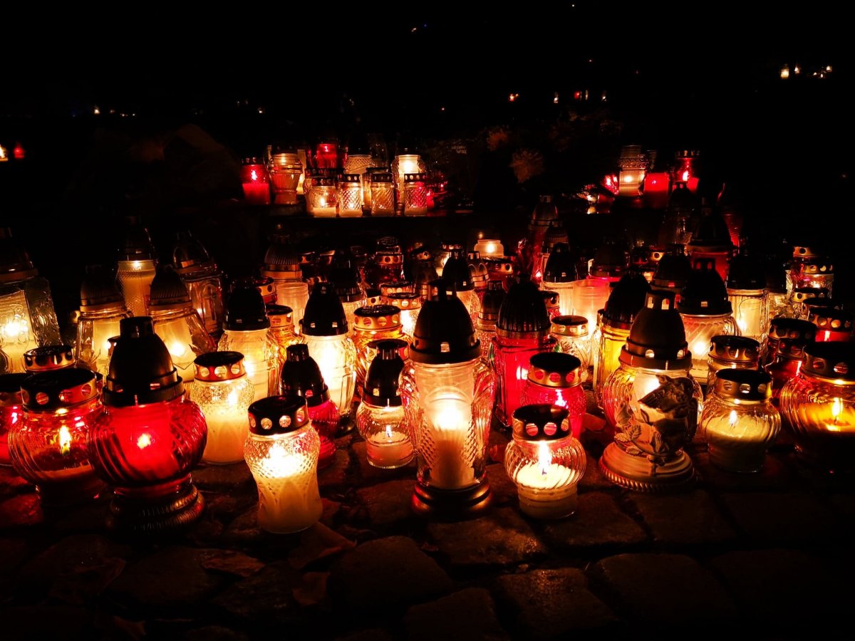 Znicze płonące na Wszystkich Świętych, zdjęcie nocne, fot. Karolina Szypelt