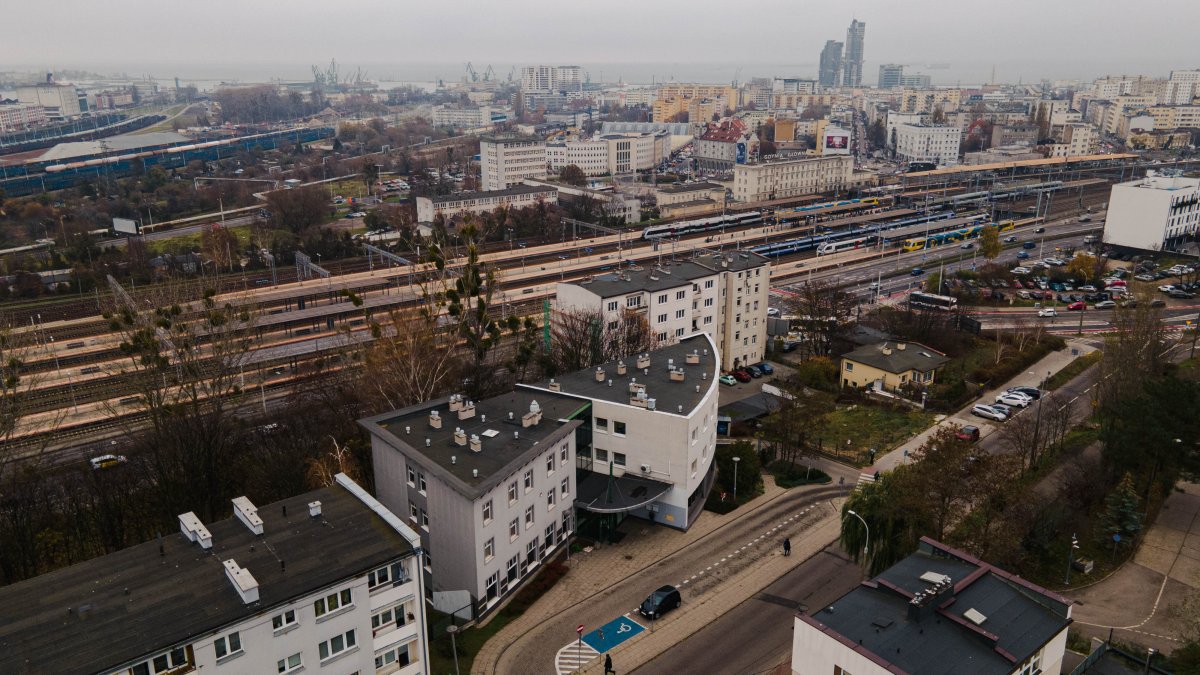 Widok z góry: Powiatowy Urząd Pracy i centrum Gdyni // fot. Filip Czyżewski