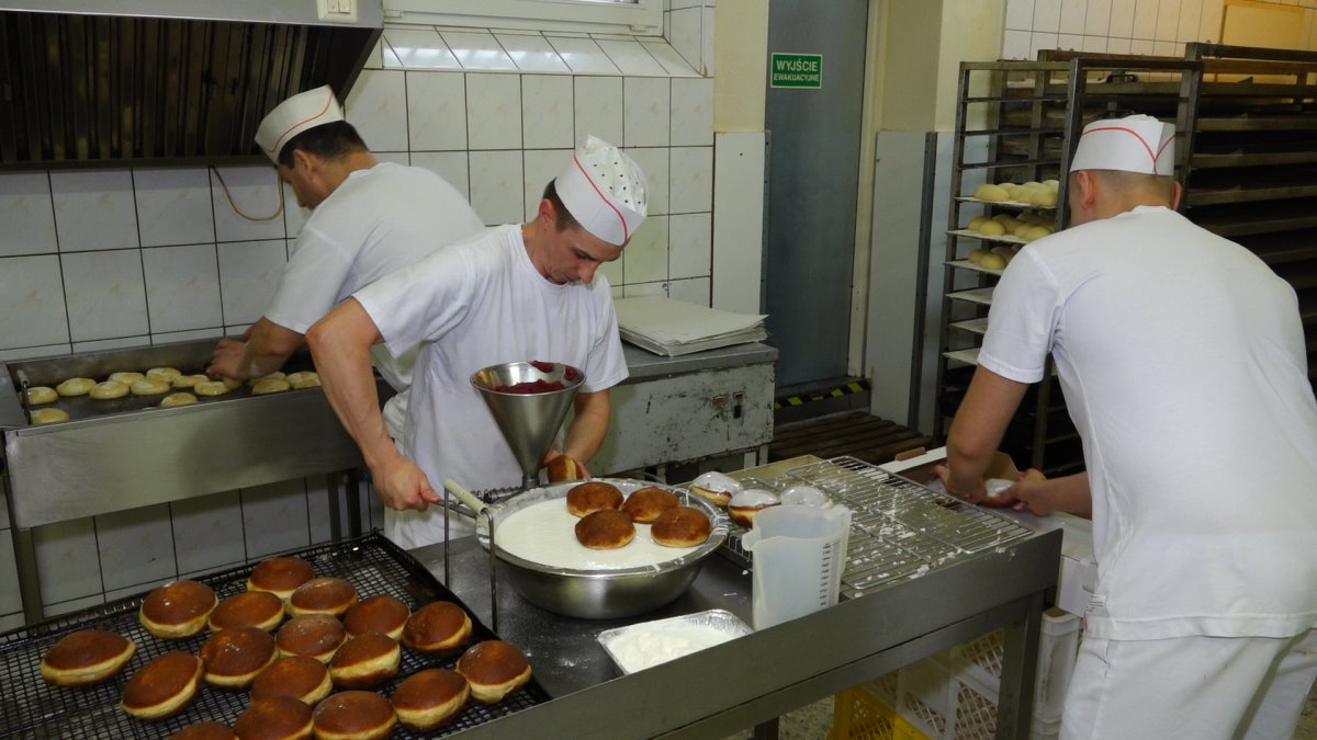 Cukiernie i piekarnie pracują na wysokich obrotach już na kilka dni przed tłustym czwartkiem // fot. Sławomir Okoń